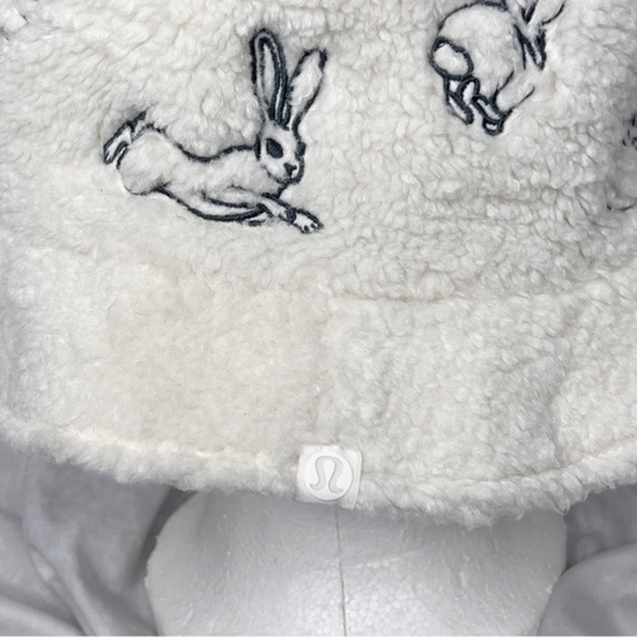 LULULEMON New Year Bucket Hat Reversible Hat Rabbit Bunny Fleece Size‎ M/L - Picture 10 of 16